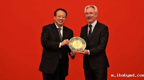 上海市市长龚正向阿特拉斯·科普柯(中国)投资有限公司副总裁Francis Liekens先生颁授纪念牌